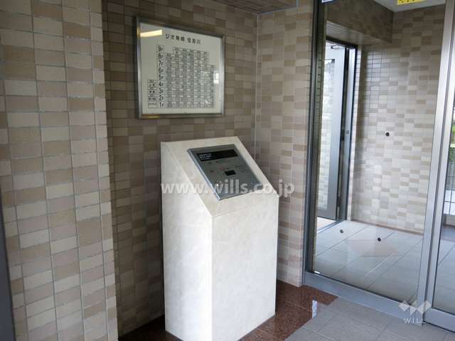エントランスはオートロック付きです。