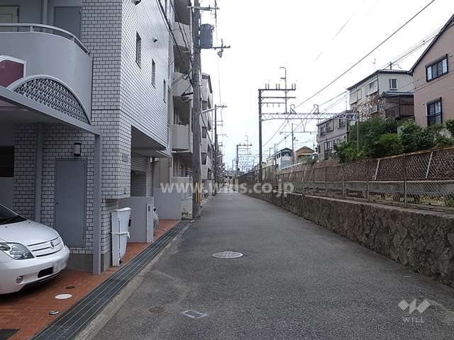 敷地北側の前面道路。道を挟んで阪急神戸線が走っています。