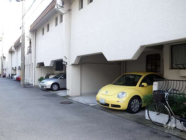 敷地内駐車場（屋内平面式）・同時に駐輪スペースとしても使われています。