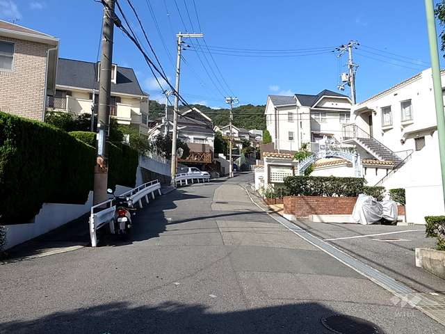 シャンボール（シャンボード）第二岡本の遠景。周辺は一戸建てが立ち並ぶ山手の静かな住宅地です。