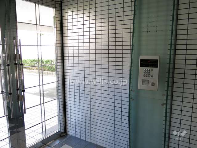 エントランスはオートロック付きです。