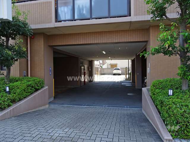 駐車場出入り口