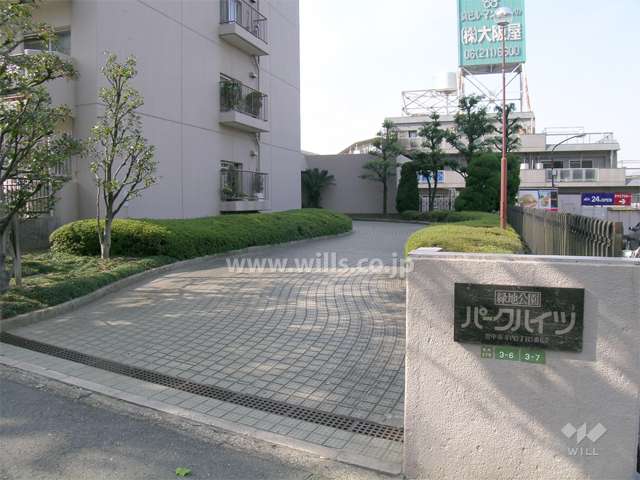 よく手入れされた植栽が綺麗なエントランスアプローチ