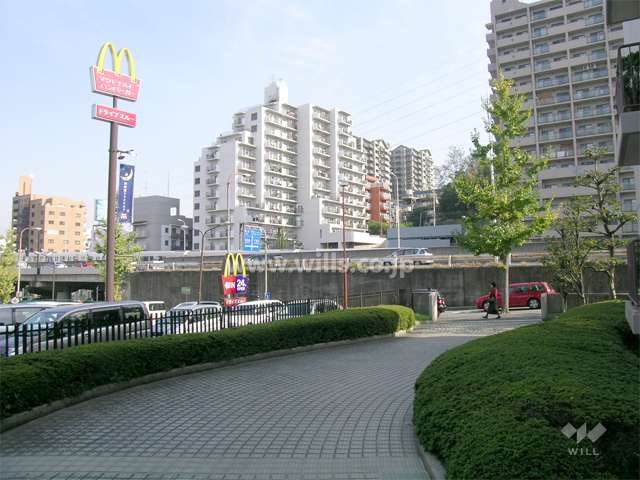 北隣はマクドナルドです