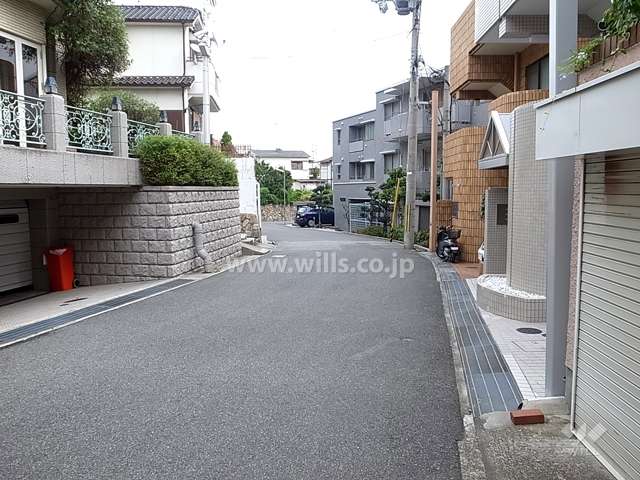 スパークル岡本の遠景。周辺はマンションと一戸建てなどが混在する静かな住宅地です。