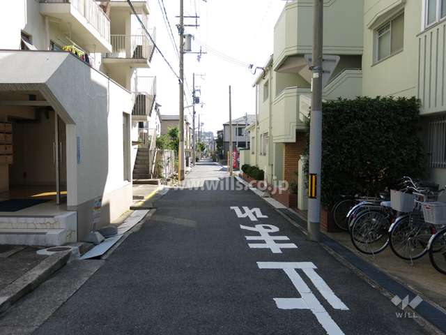 敷地東側の前面道路