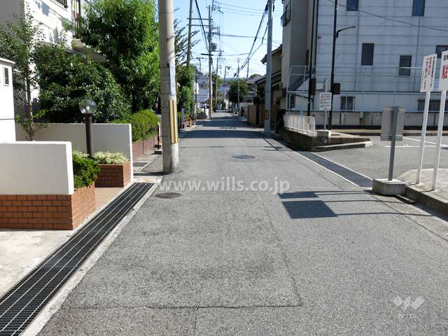 敷地南側の前面道路