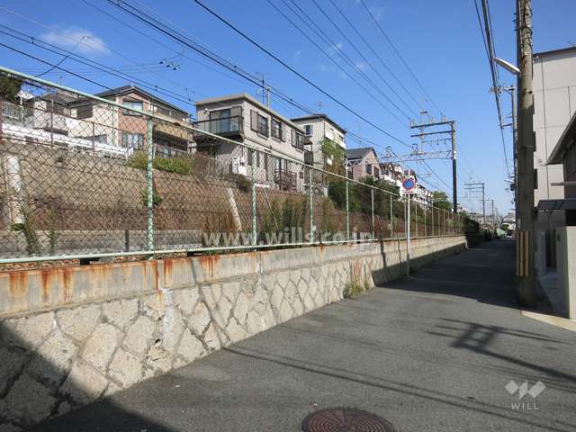 敷地北側には阪急神戸線が走っています。