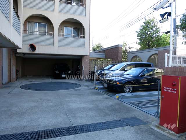 敷地内駐車場（屋内平面式と屋外機械式とがあります。）