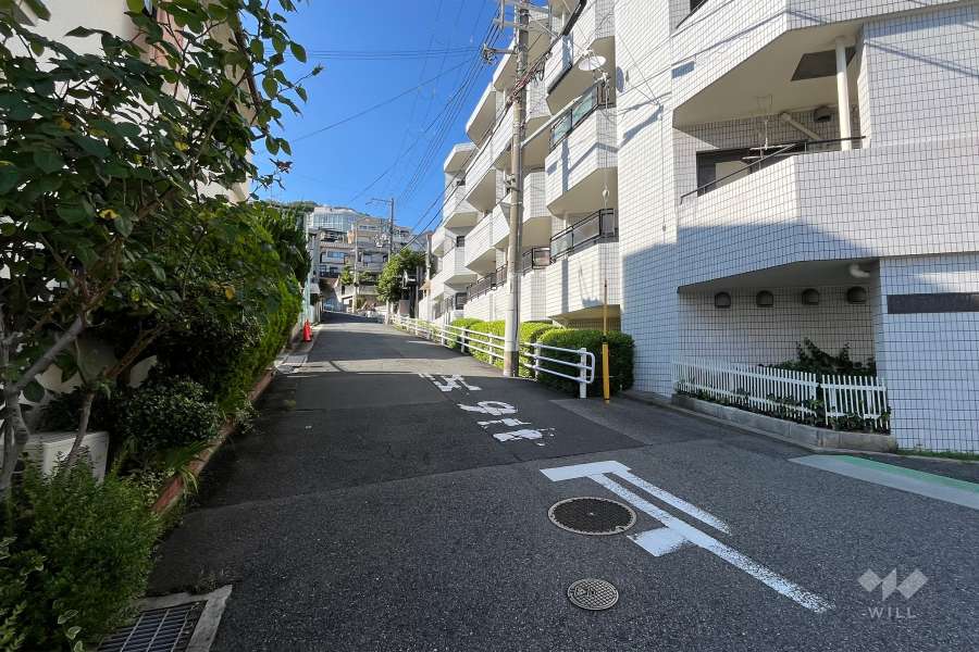 敷地西側の前面道路