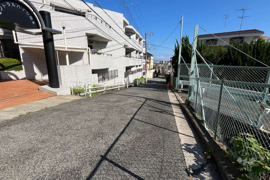 敷地西側の前面道路