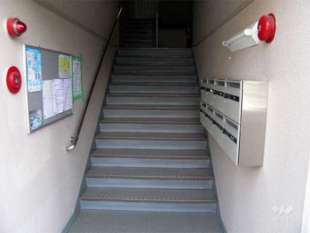 住戸出入り口（共用ポスト）