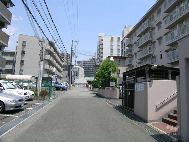 周辺はマンションが中心に立ち並ぶ区画の整った住宅地です。