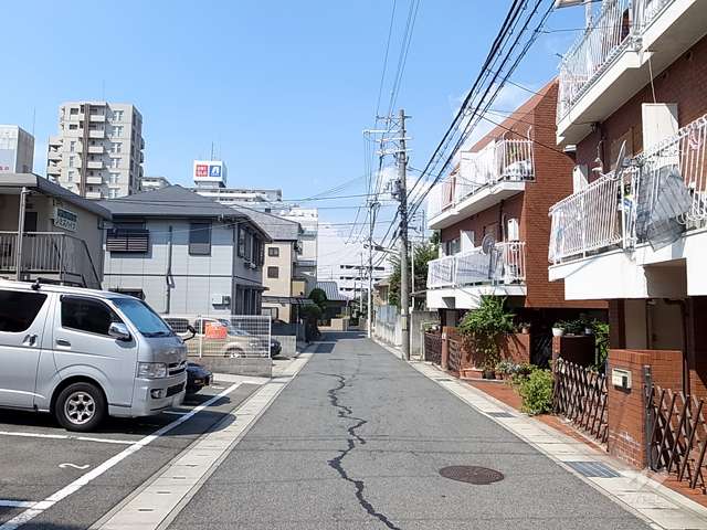 敷地南側の前面道路（東側から）