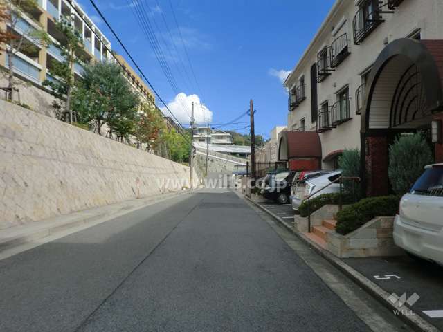 敷地北側の前面道路（西側から）