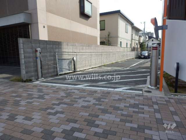 駐車場出入り口（ロボットゲート付き）