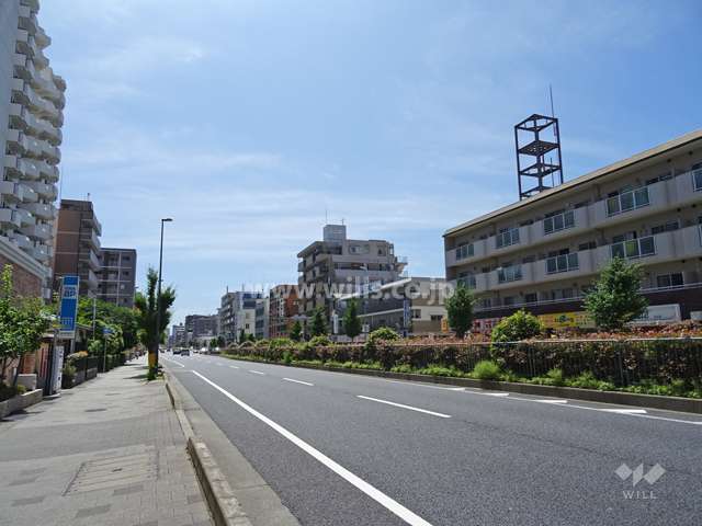敷地北側の前面道路。国道2号線です。