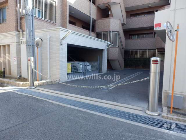駐車場出入り口（ロボットゲート付き）