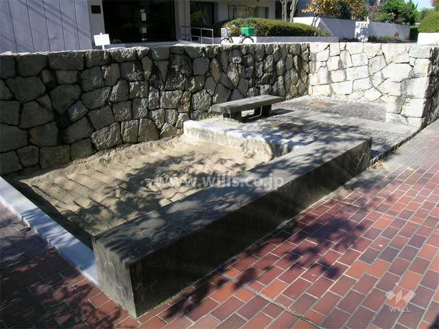 エントランスの前にある砂場