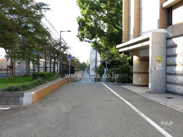 南側前面道路。敷地東側は石屋川、南側は国道43号線に面しています。