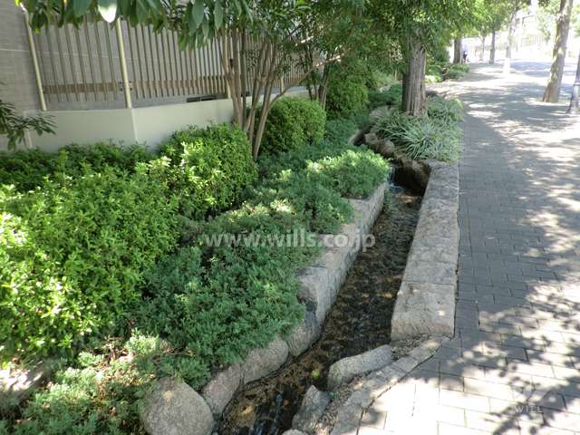 敷地東側に公園からの水路があります