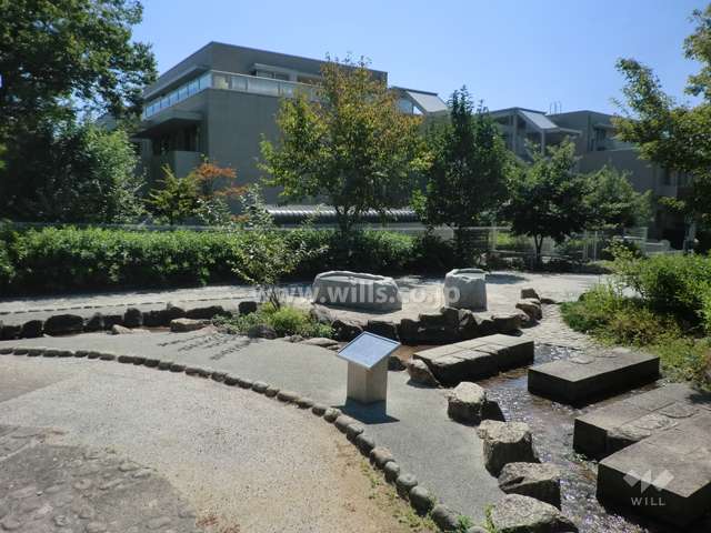 敷地に隣接する小さな公園