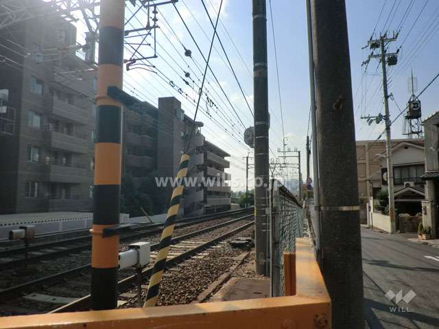 敷地北側に阪急神戸線の踏切があります。