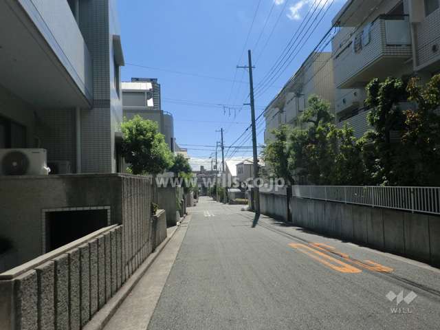 敷地西側の前面道路