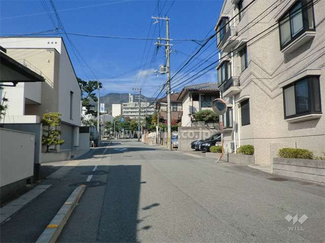 敷地西側の前面道路