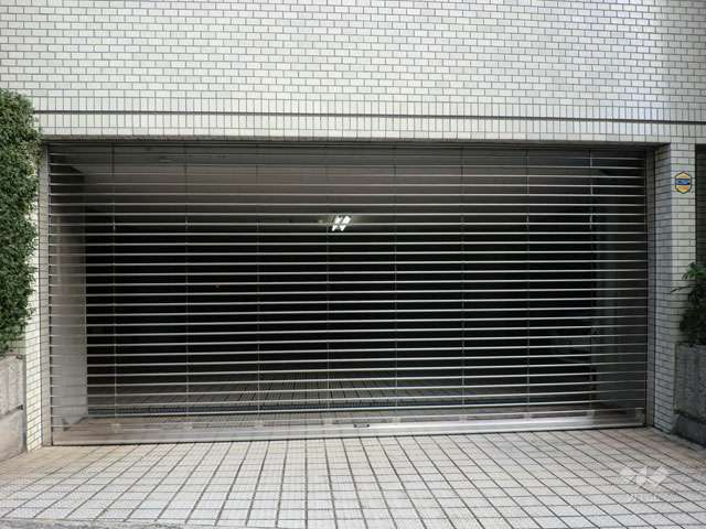 駐車場出入り口（リングシャッター付き）