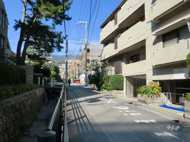 敷地西側の前面道路