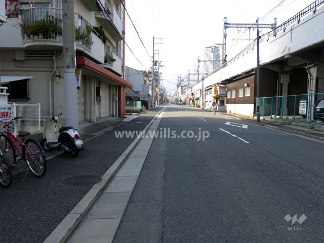 敷地北側の前面道路。道を挟んで阪神本線が走っています。