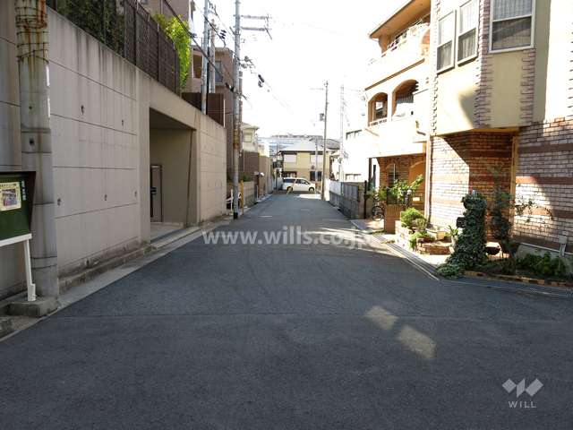 敷地西側の前面道路