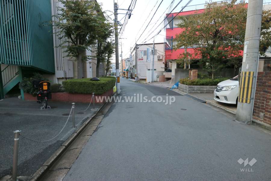 周辺は住宅の他、店舗も混在しています。幹線道路、商店街より1本中に入り、静かです。