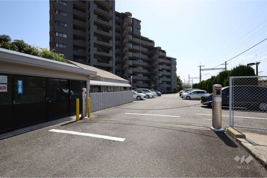 駐車場の出入口（ロボットゲート付き）