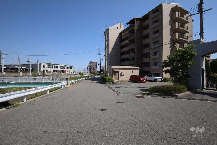 敷地北側の前面道路。道を挟んで最明寺川が流れています。