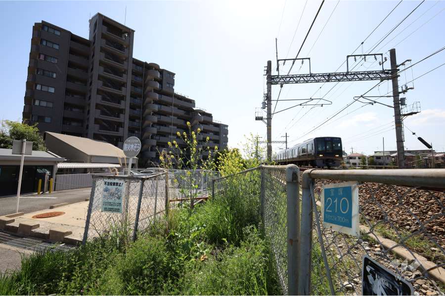 敷地北側をJR福知山線が走っています。