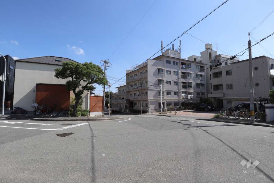 ハローマンション本山の遠景。周辺は街路が広く、閑静な住宅地です。