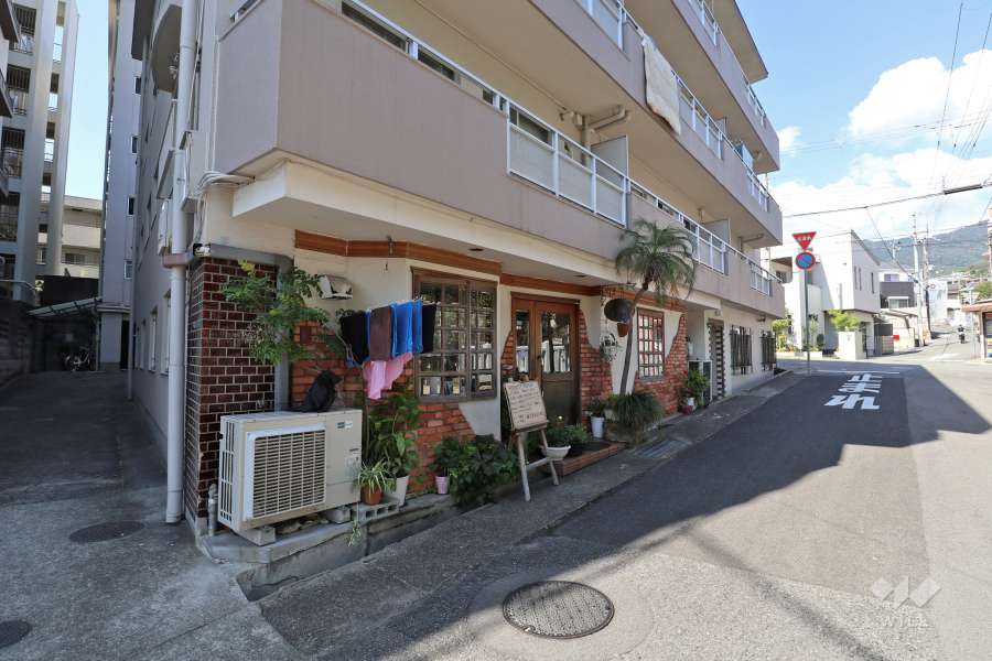 1階部分の一部に店舗があります。