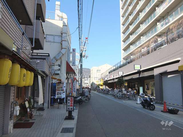敷地西側の前面道路