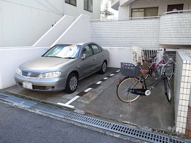 敷地内駐車場（屋外平面式）と駐輪場