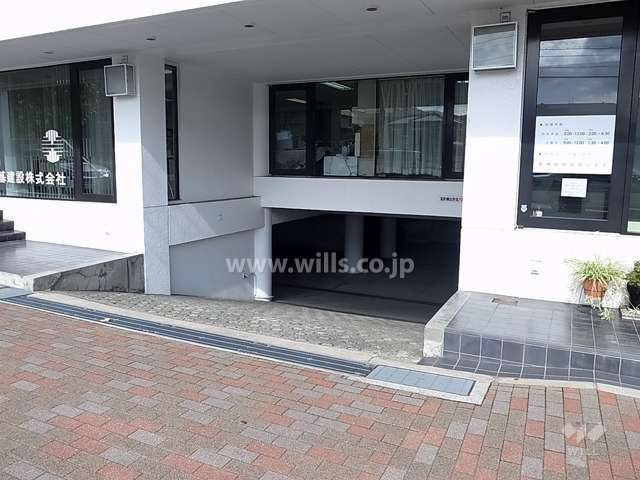 地階にある駐車場へのアプローチ。一階部分は店舗になっています。