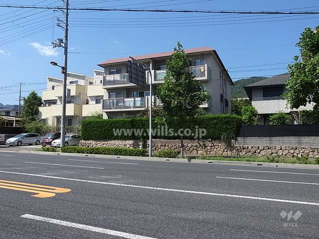 ファミーユ岡本の遠景。周辺はマンションと一戸建てなどが混在する住宅地です。