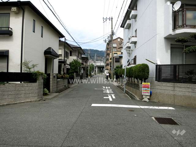 敷地西側の前面道路