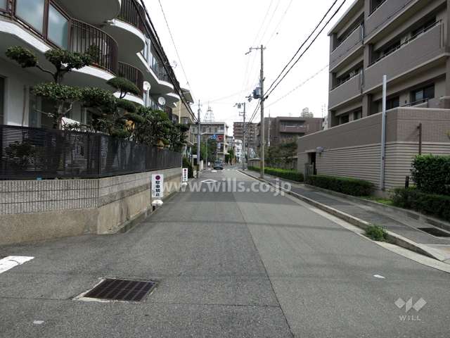 敷地南側の前面道路
