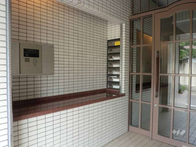 エントランスはオートロック付きです。