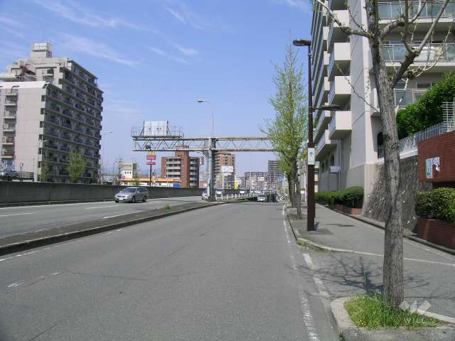 敷地の西側は新御堂筋に面しています