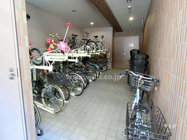 屋内に設けられた駐輪場