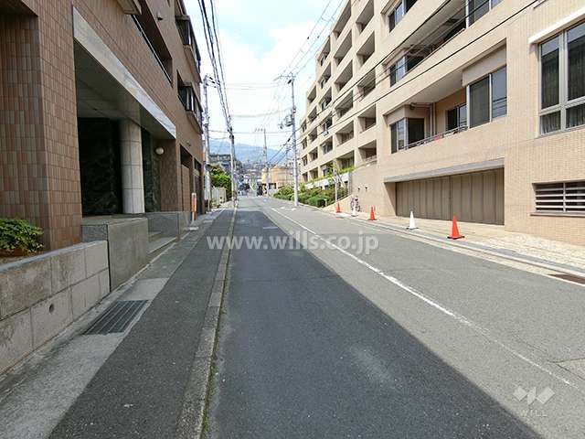 敷地東側の前面道路