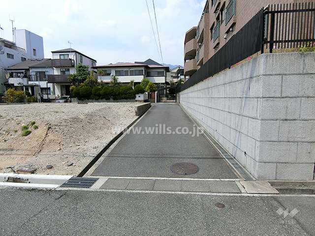 敷地西側の前面道路